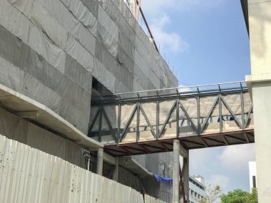 Tayland 'daki inşaat alanında vinç ve bina