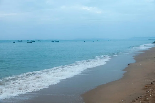 Spiaggia di sabbia e onda al mattino — Foto Stock