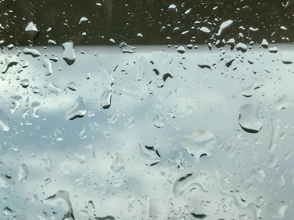 Primer plano de gota de agua sobre vidrio en día de lluvia — Foto de Stock