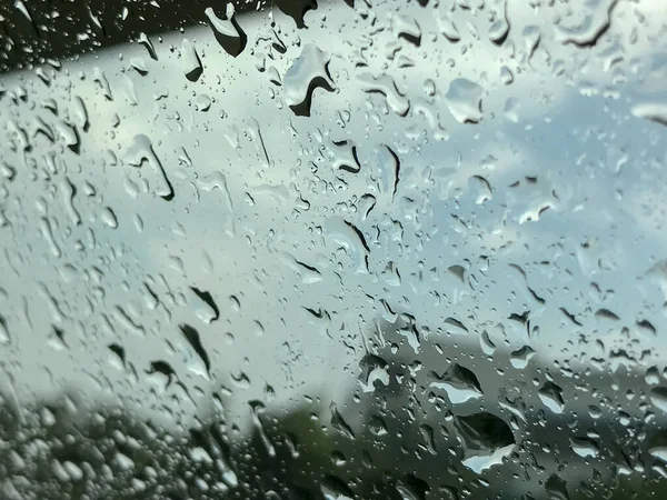 Gros plan de goutte d'eau sur le verre dans la journée de pluie — Photo
