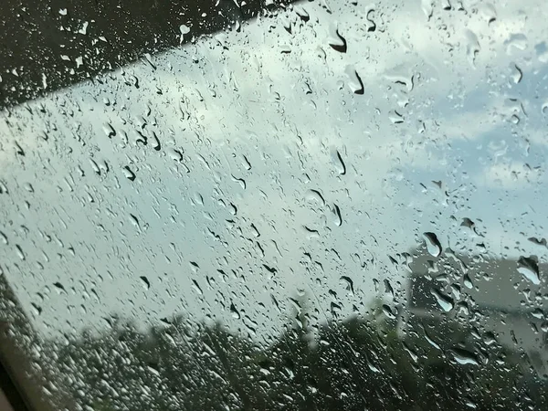 Nahaufnahme von Wassertropfen auf Glas an Regentagen — Stockfoto
