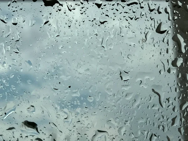 Primer plano de gota de agua sobre vidrio en día de lluvia — Foto de Stock