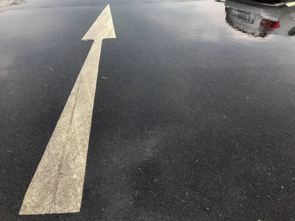 Pfeil-Schild nach Regen auf der Straße — Stockfoto