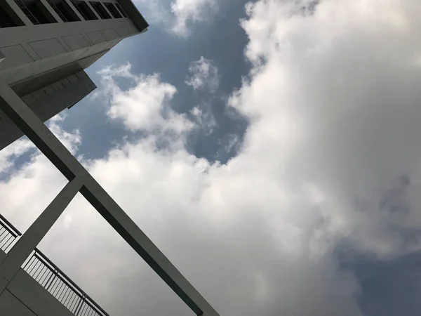 Cielo azul oscuro en Tailandia y la construcción — Foto de Stock