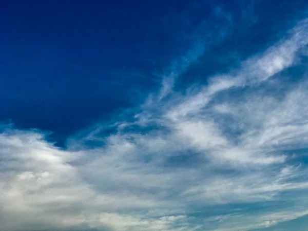 Cielo azul oscuro antes de llover en Tailandia —  Fotos de Stock