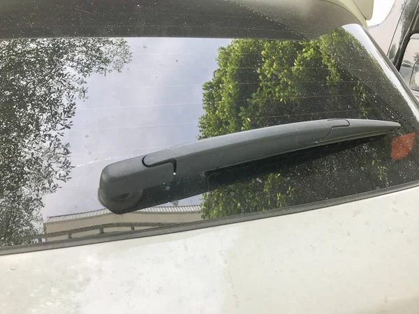 Perto do pára-brisas do carro depois de chover — Fotografia de Stock