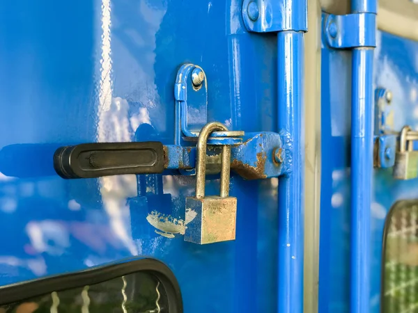 Door lock of the blue container truck — Stock Photo, Image