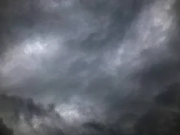 Nuvens escuras de tempestade antes da chuva na Tailândia — Fotografia de Stock