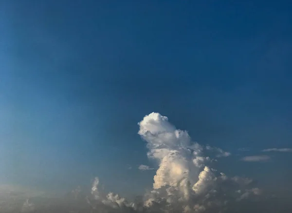 Ciemne chmury burzy przed deszczem w Tajlandii — Zdjęcie stockowe