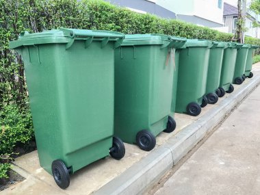 Tayland 'da sıra sıra yeşil plastik kutu.