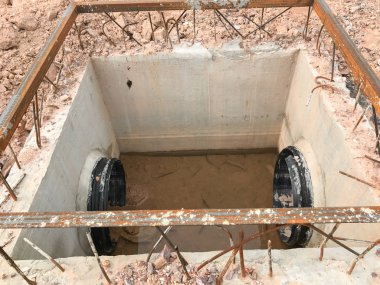 İnşaat alanındaki beton boşaltma borusu.