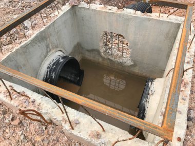 İnşaat alanındaki beton boşaltma borusu.