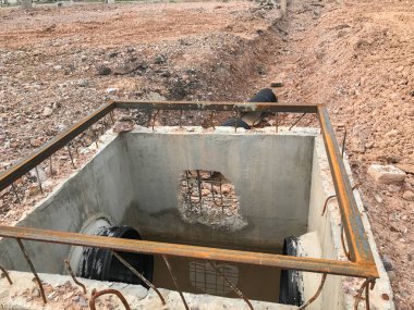 İnşaat alanındaki beton boşaltma borusu.