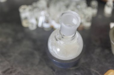 Laboratuvardaki yuvarlak dipli matarayı kapat.