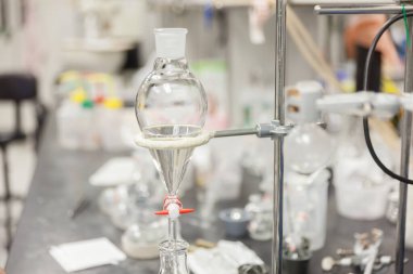 Laboratuvarda yuvarlak dipli matara ve burette klempi