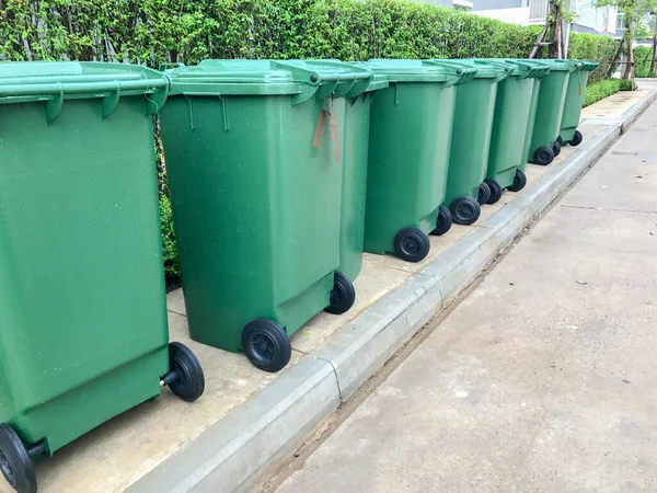 Rij van groene plastic vuilnisbak in Thailand — Stockfoto