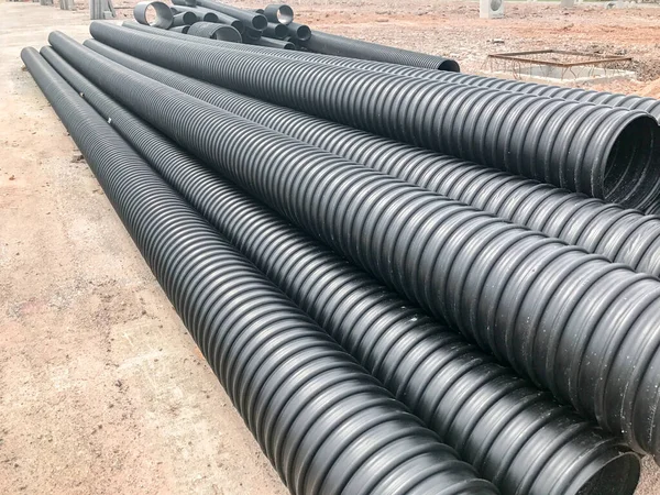 Tubulação de tubo de plástico grande no local de construção — Fotografia de Stock