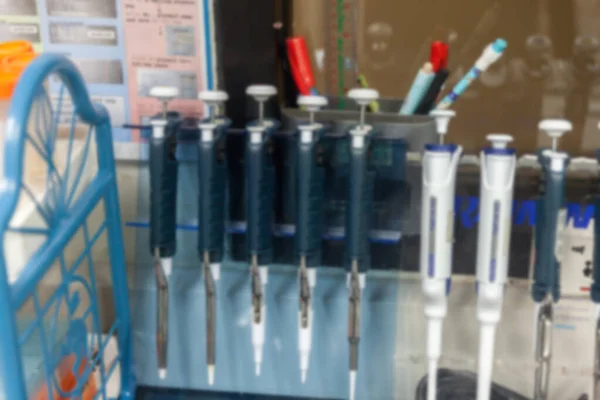 Zbliżenie rozmazanej pipety w laboratorium — Zdjęcie stockowe