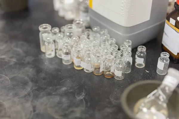 Close up Estoque de artigos de vidro de laboratório em laboratório — Fotografia de Stock