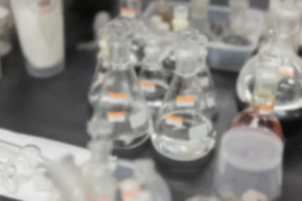 Zbliżenie Stado laboratoryjnych wyrobów szklanych w laboratorium — Zdjęcie stockowe