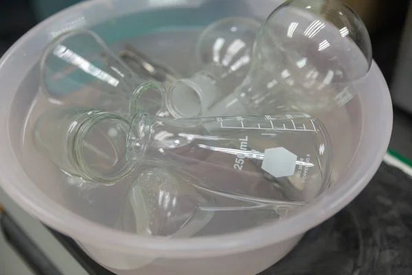 Laboratory glassware in Bowl for soaking in laboratory — 스톡 사진