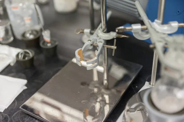 Round-bottom flask and Burette clamp in laboratory — Stock fotografie