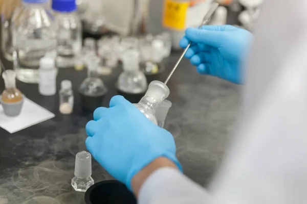 Zbliżenie Naukowca pracującego w laboratorium mieszania cieczy — Zdjęcie stockowe