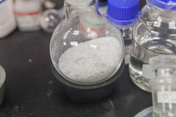 Gros plan d'un scientifique travaillant dans un laboratoire mélangeant des liquides — Photo