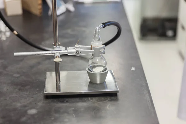 Frasco de fondo redondo y abrazadera de bureta en laboratorio — Foto de Stock