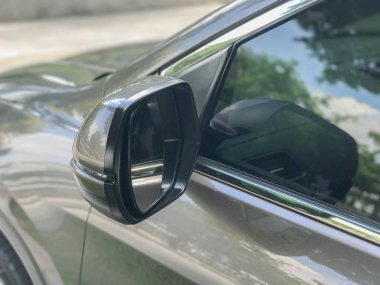 Arabanın yan aynasına yaklaş.