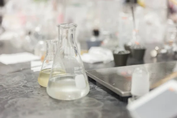 Zbliżenie Laboratory Flasks Glassware z próbki — Zdjęcie stockowe