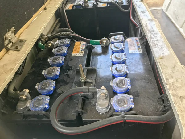 Tayland 'da elektronik arabada bir paket pil.