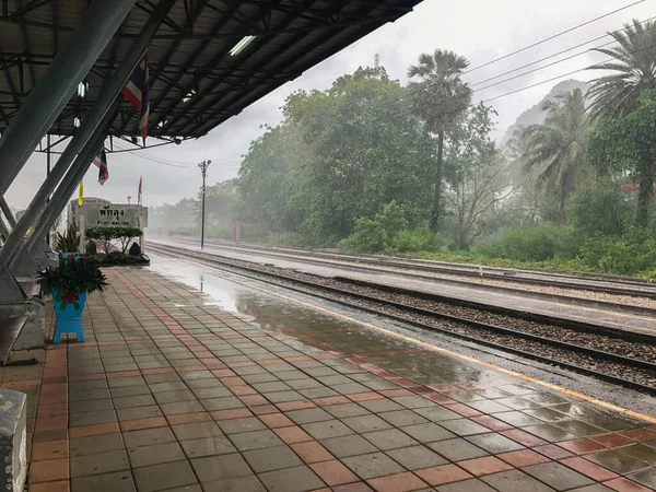 Estación de tren con techo en día lluvioso en Phatthaling Tailandia — Foto de Stock