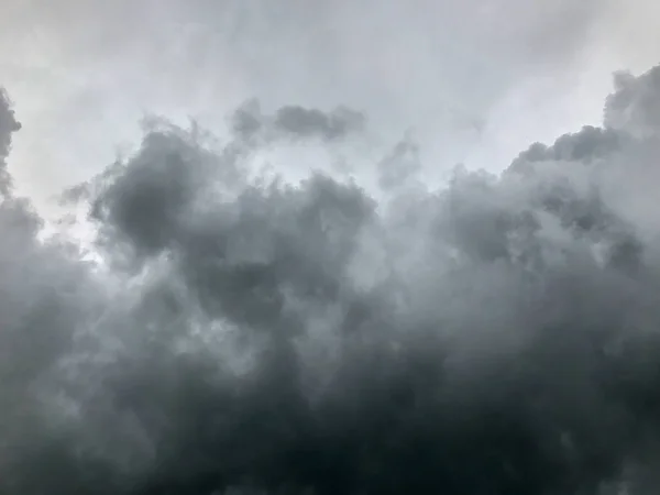 Dunkle Wolken im Gewitter vor Regen in Thailand — Stockfoto