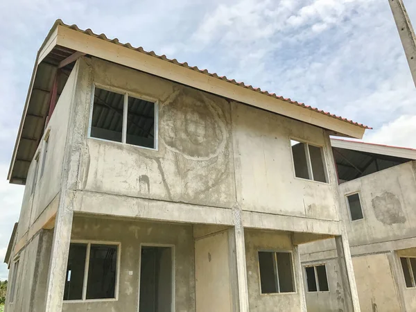 Незаконченный дом на продажу в Таиланде, под строительство дома — стоковое фото