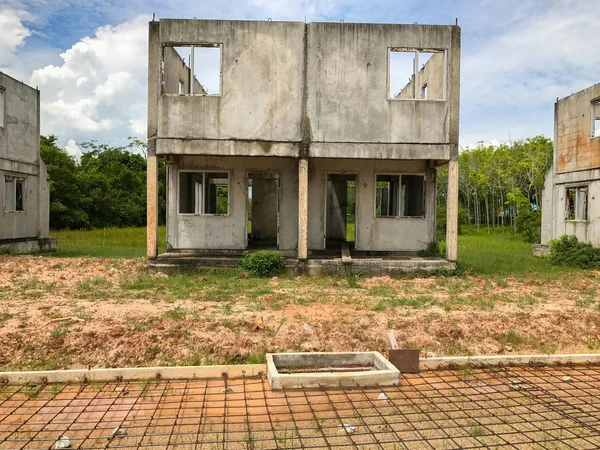 Niedokończony dom na sprzedaż w Tajlandii, w budowie domu — Zdjęcie stockowe