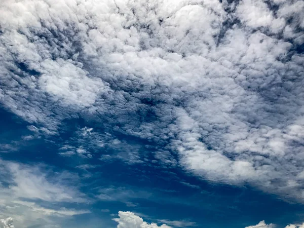 Nuvola fresca con cielo blu in Thailandia — Foto Stock