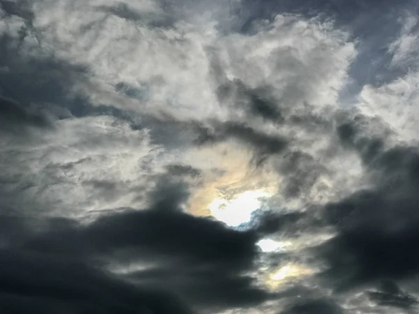 Abstrakte dunkle Wolken und Himmel in Thailand — Stockfoto