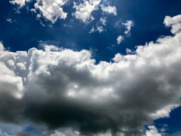 Свежее облако с голубым небом в Таиланде — стоковое фото