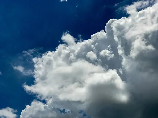 Свежее облако с голубым небом в Таиланде — стоковое фото