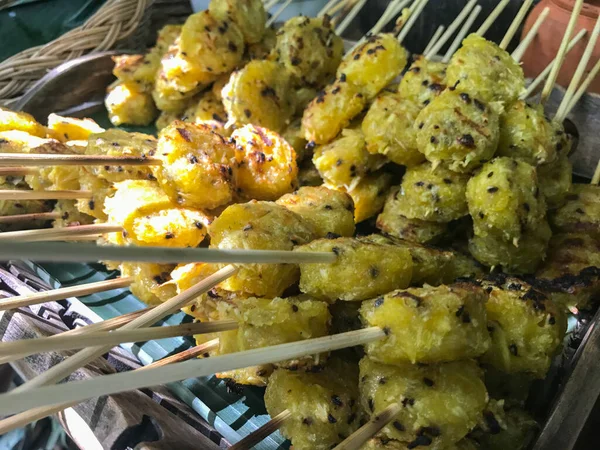 Gebratener Maniok zum Verkauf auf dem Markt — Stockfoto