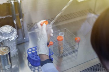 Plastik tüpteki kan örneğini kapat.