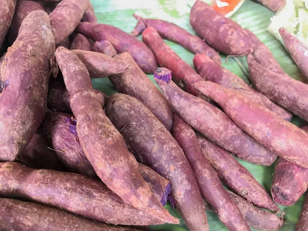 Cassava kořen na prodej na trhu — Stock fotografie