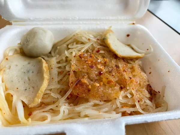 Close up of Noodle in plastic box — Stok fotoğraf