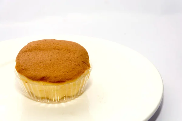 Torta esponja esponjosa aislada sobre fondo blanco —  Fotos de Stock