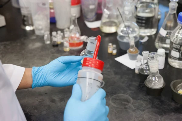 Cientista close-up trabalhando em laboratório misturando líquidos — Fotografia de Stock