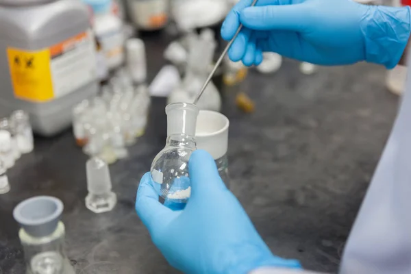 Close-up wetenschapper werken in laboratorium mengen vloeistoffen — Stockfoto