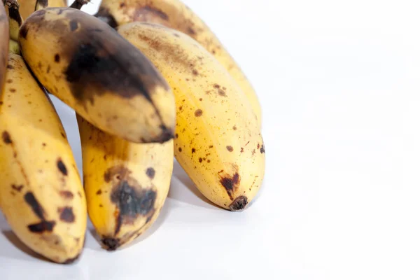 Close up de bananas podres isoladas em branco — Fotografia de Stock