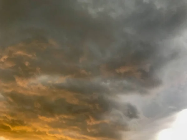 Abstrakter orangefarbener Himmel, bevor es am Abend regnet — Stockfoto