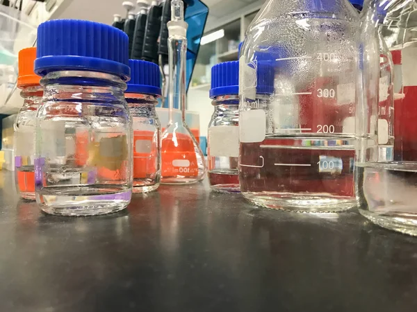 Primer plano de una botella en el laboratorio — Foto de Stock